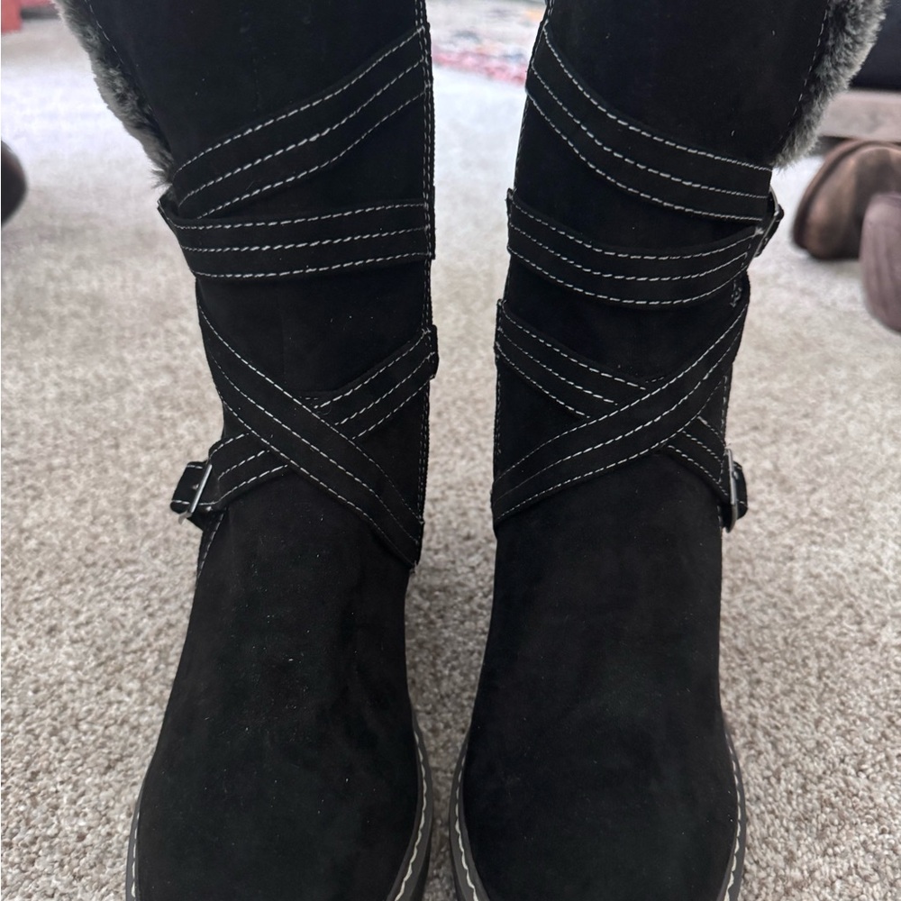 Elegant Black Heeled Boots with Stitch Detail